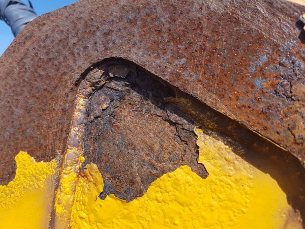 poškozená ocelová konstrukce hydraulického zdviháku