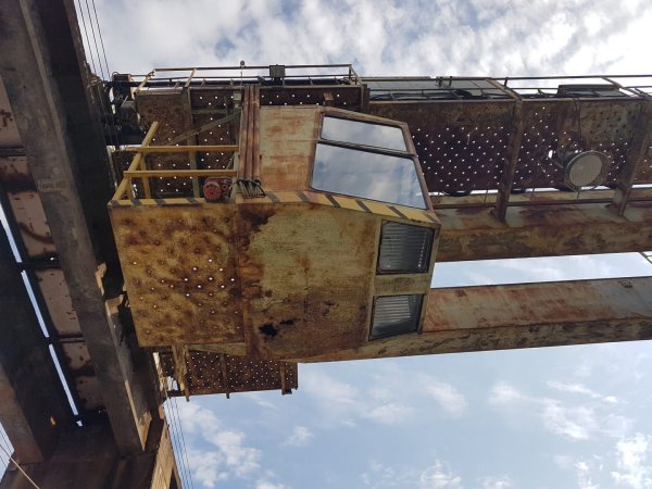 poškozená ocelová konstrukce mostového kabinového jeřábu